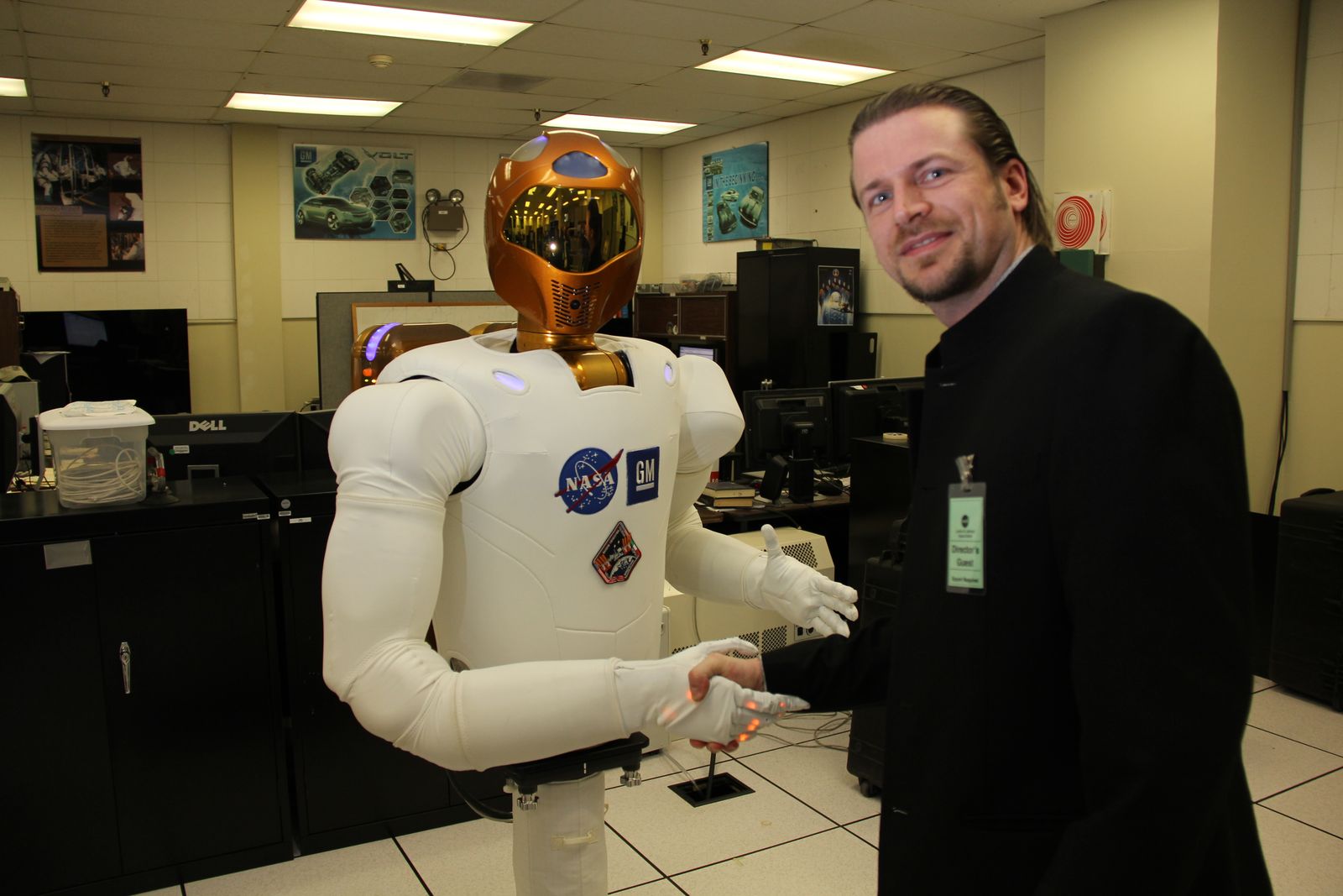 Sondre hilser på NASAs humanoide robot Robonaut 2