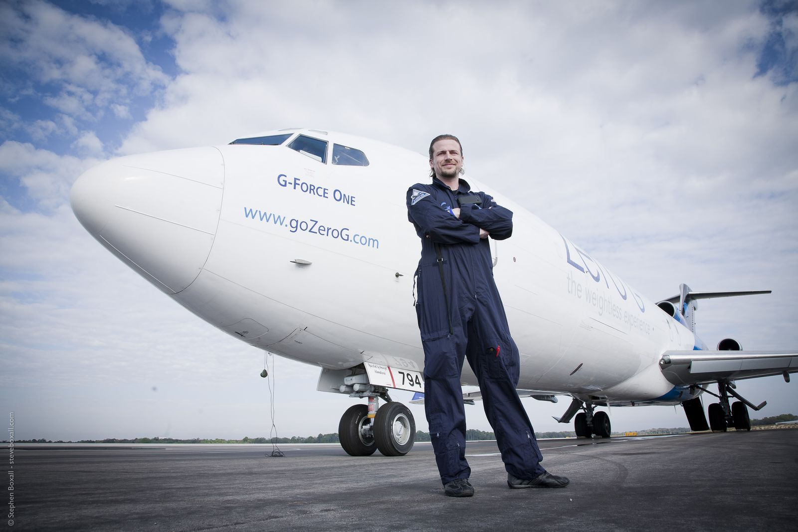 Sondre foran flyet G-Force One